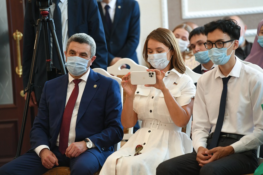 взращивающих липовых отличников.