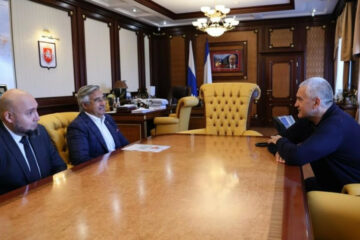 На встрече Шайхразиев и Аксенов обсудили социально-экономическое и культурное сотрудничество между республиками.