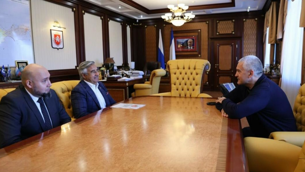 На встрече Шайхразиев и Аксенов обсудили социально-экономическое и культурное сотрудничество между республиками.