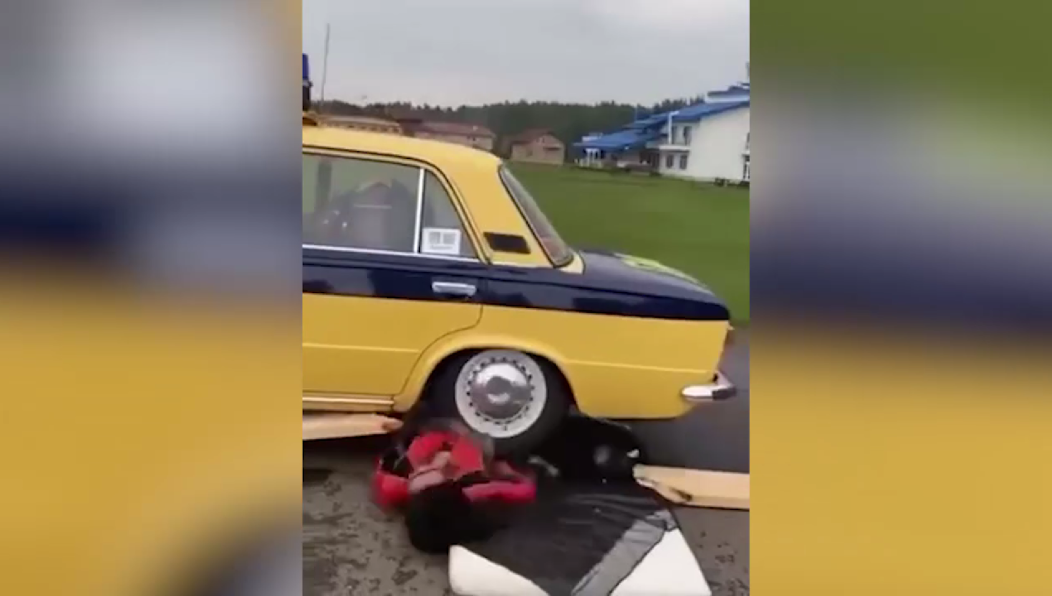 На женщину упала машина весом более тонны