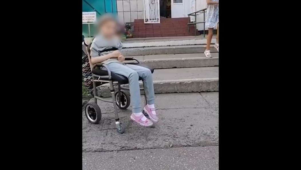 Женщине пришлось нести ребенка на руках.