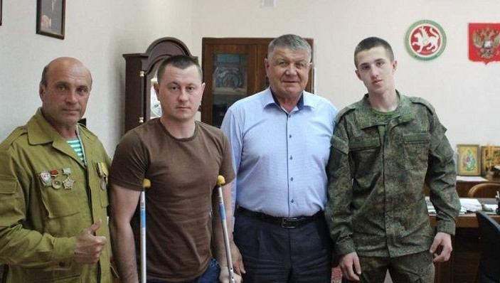 Вячеслав Козлов поблагодарил ребят за мужество и героизм.