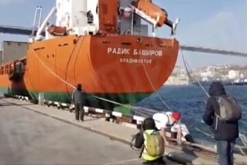 Чемпион Дальнего Востока по пауэрлифтингу и тяжелой атлетике Иван Савкин отбуксировал по морю судно весом более 7000 тонн. Видео спортсмен опубликовал в своём Instagram.