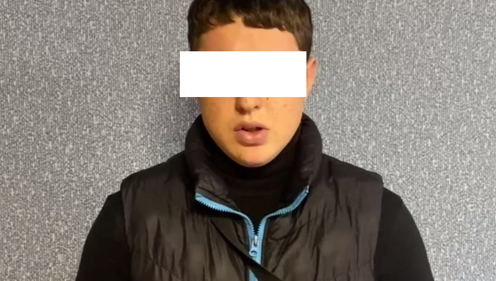 Парень устроил разборки с оппонентом.