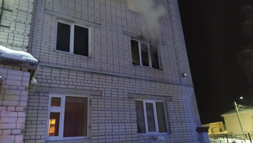 Огонь вспыхнул в одной из квартир по улице Карла Маркса.