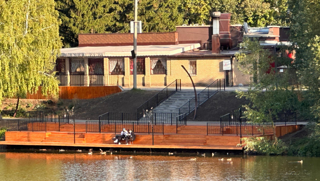 Церемонию запланировали на сентябрь.