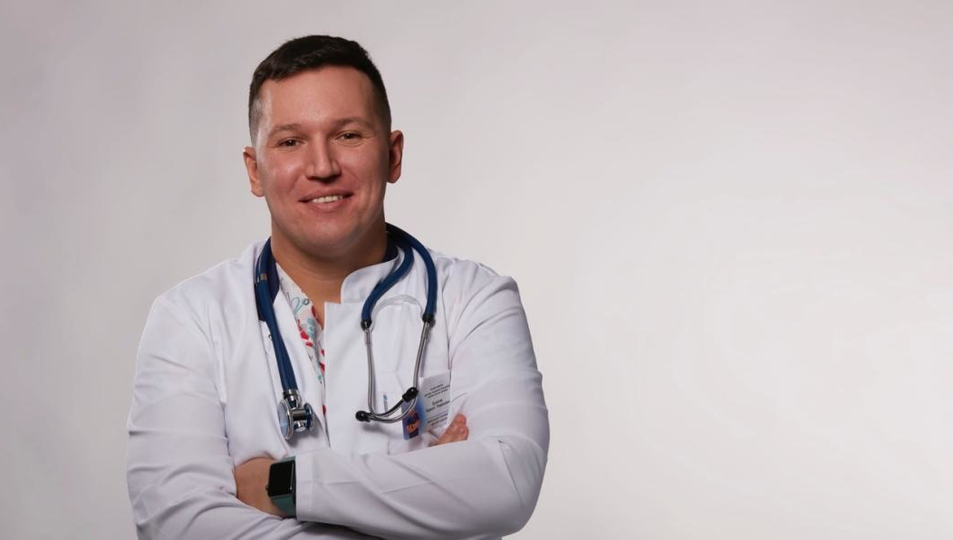 Медик готовится не только помогать ребятам