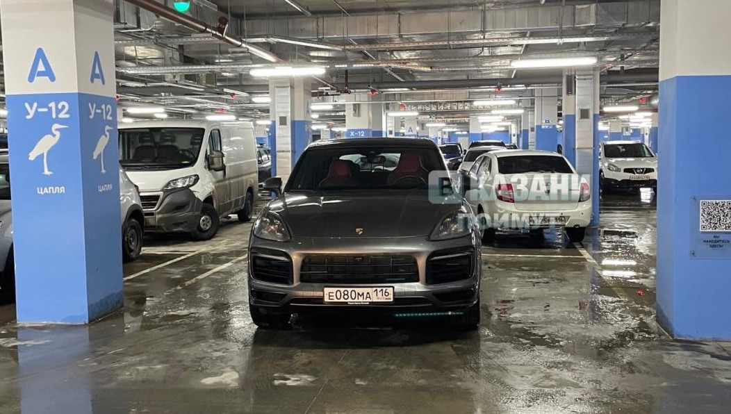 Водитель припарковал свой Porsche по середине машиноместа.
