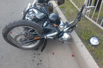 Мотоциклист также получил серьезные травмы головы.
