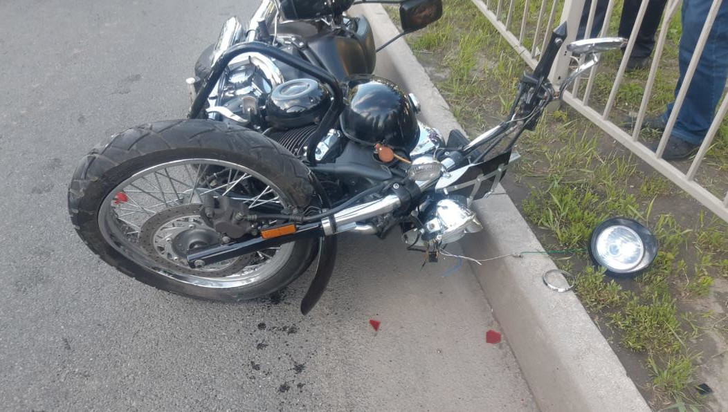 Мотоциклист также получил серьезные травмы головы.