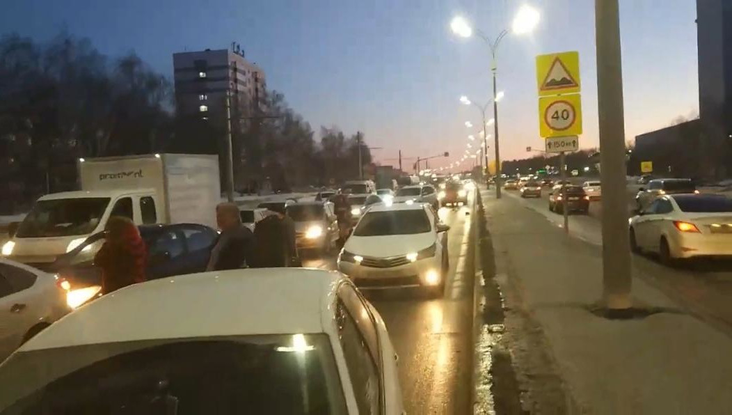 Участок дороги на проспекте Мусы Джалиля оказался практически парализован.