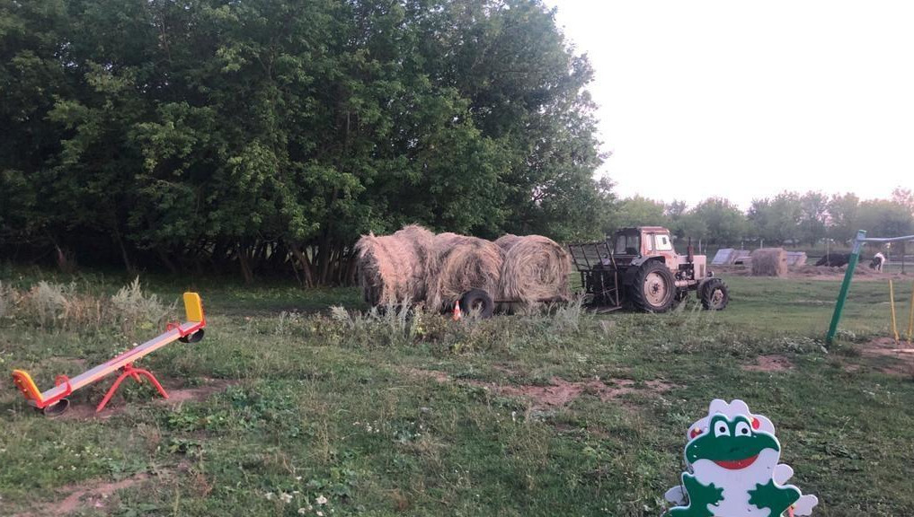 Мужчина поехал по необорудованной дороге через детскую площадку.