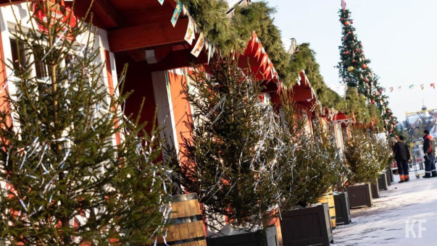 Многие люди уже перешли на искусственные елки.