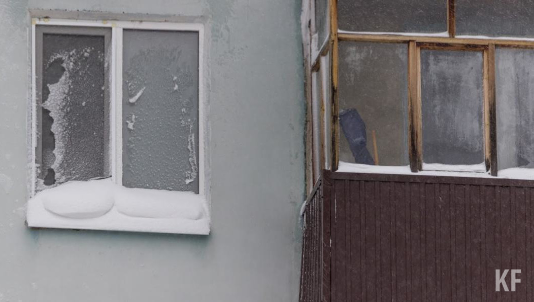 На балконе закрылся ребенок