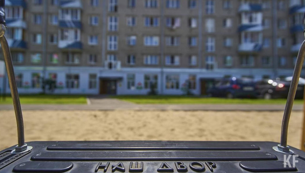 Работы идут в четырех дворах района.