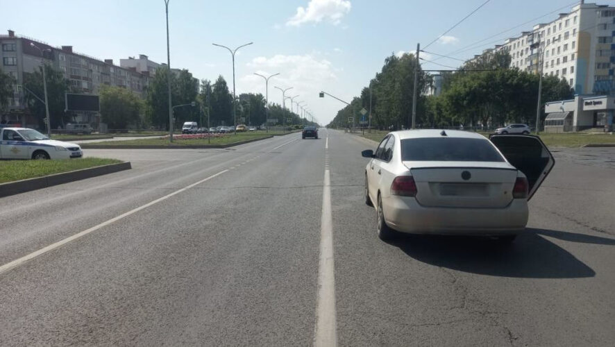 Парень выехал на проезжую часть на запрещающий сигнал светофора.