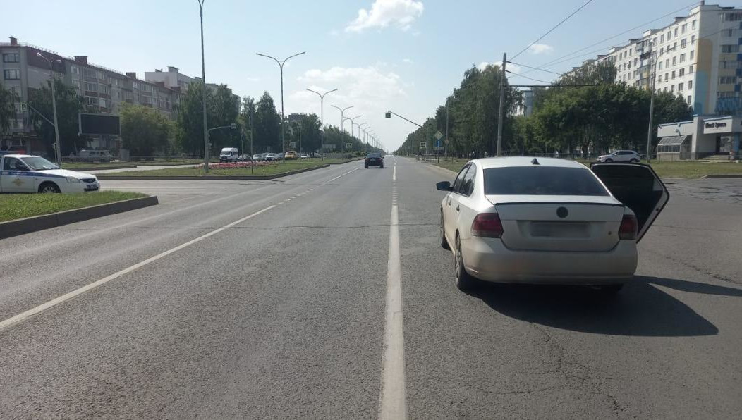 Парень выехал на проезжую часть на запрещающий сигнал светофора.