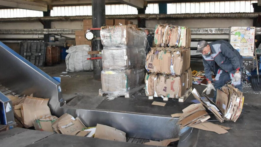 Депутаты Госсовета изучили развивающуюся систему переработки бытового мусора в Набережных Челнах.