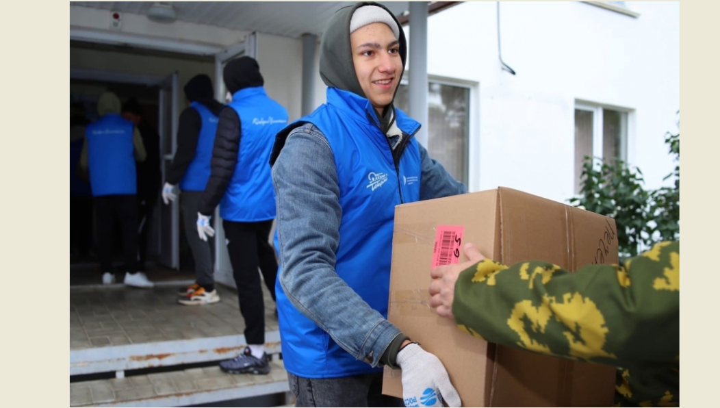 Вещи и продукты туда доставляют с 13 других приемных пунктов.