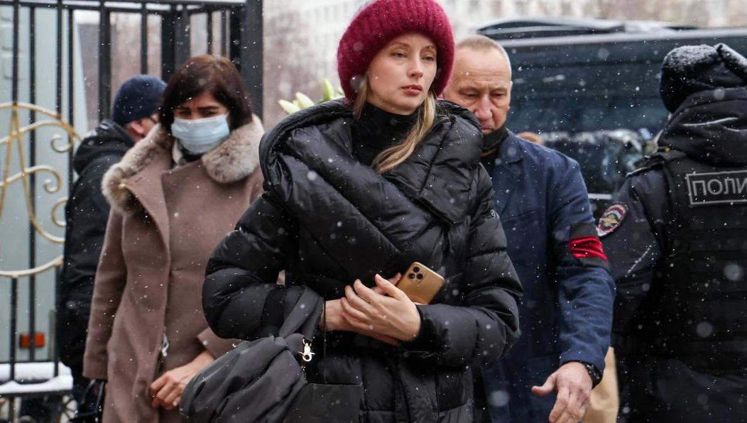 Женщине угрожали оружием трое мужчин.