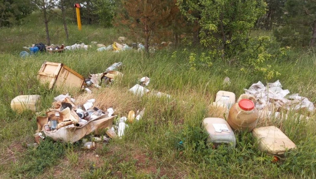 Нарушители захламили почти 100 кв.м территории.