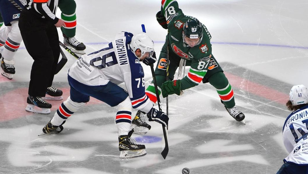 Первый период казанцы начали с удаления.