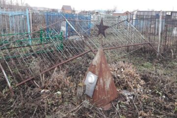 Разгром на кладбище устроили неизвестные в Азнакаевском районе Татарстана. Об этом сообщают очевидцы в соцсетях.