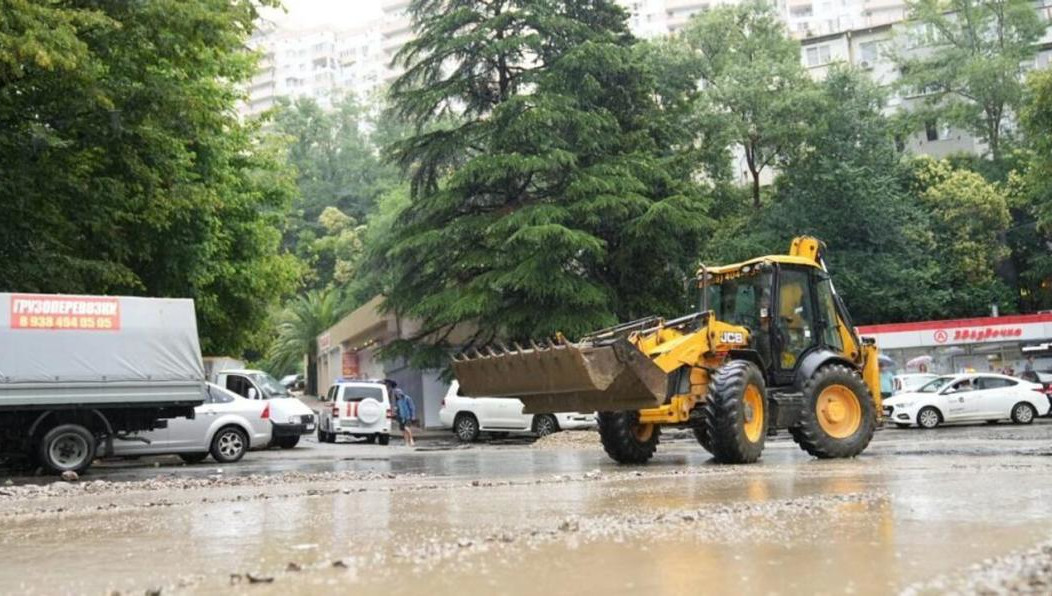 Жителей и гостей курорта просят оставаться дома в целях безопасности.