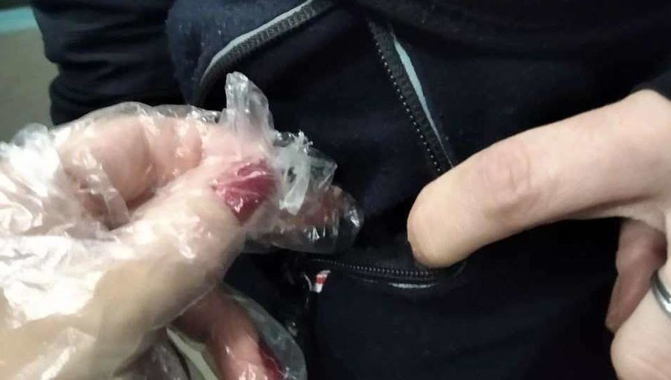 С собой у нее так же было специальное приспособление для употребления запрещенного вещества.