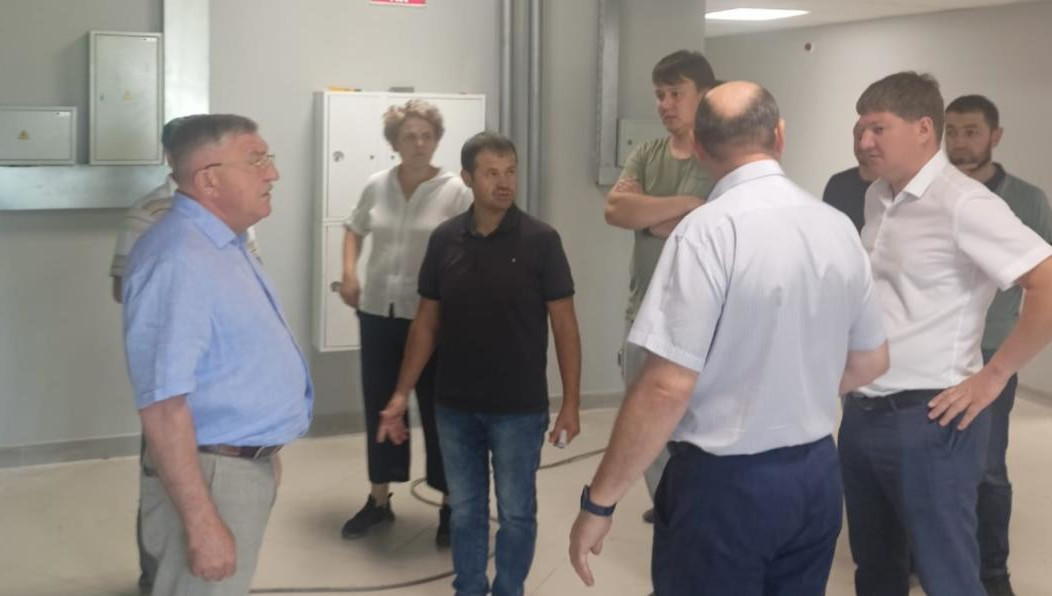 Рабочие благоустраивают прилегающую территорию