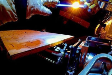 Космонавт проводит работы по герметизации в районе трубопровода и сварных швов в промежуточной камере модуля «Звезда».