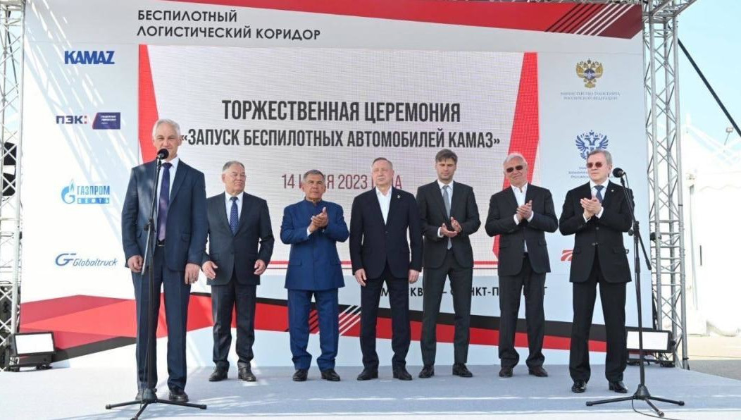 Автомобили с коммерческими грузами начали движение по маршруту Санкт-Петербург - Москва - северная столица России.