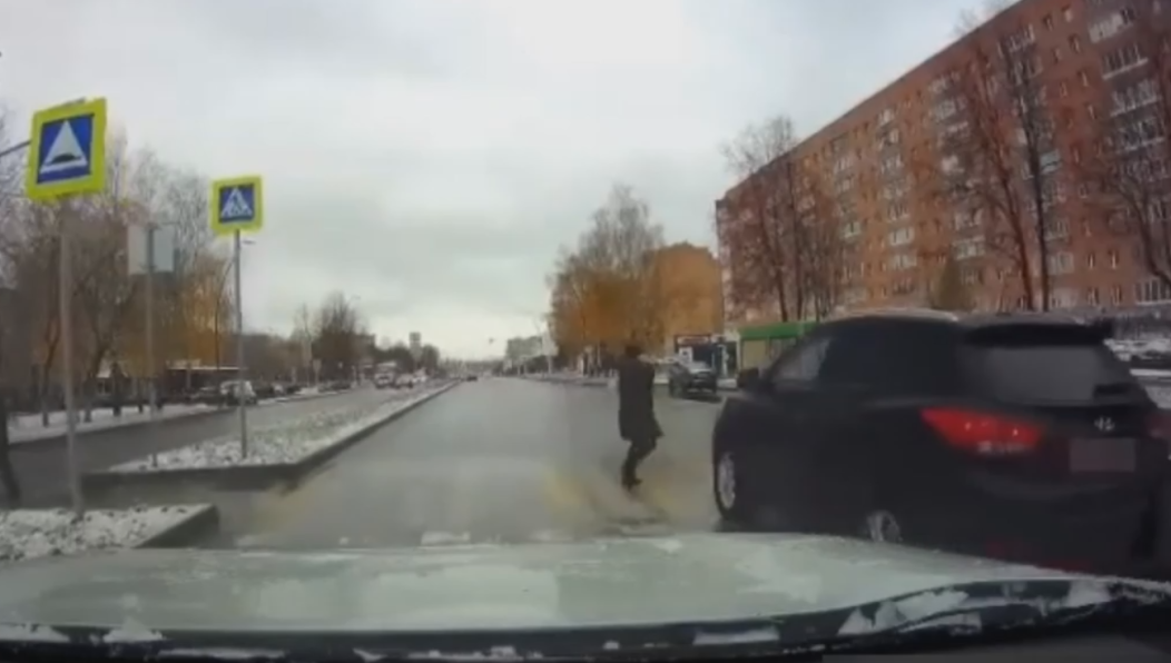 Женщина пересекала дорогу по «зебре».