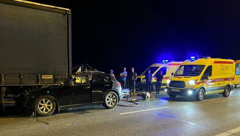 Пассажира легковушки госпитализировали с травмами.