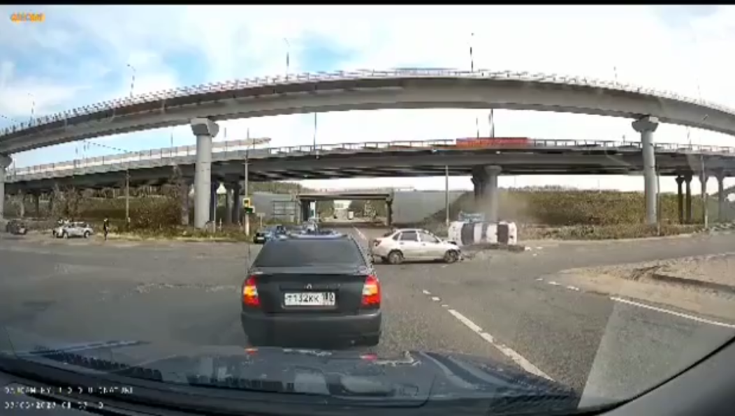 Легковой автомобиль проезжал перекресток на «зеленый»