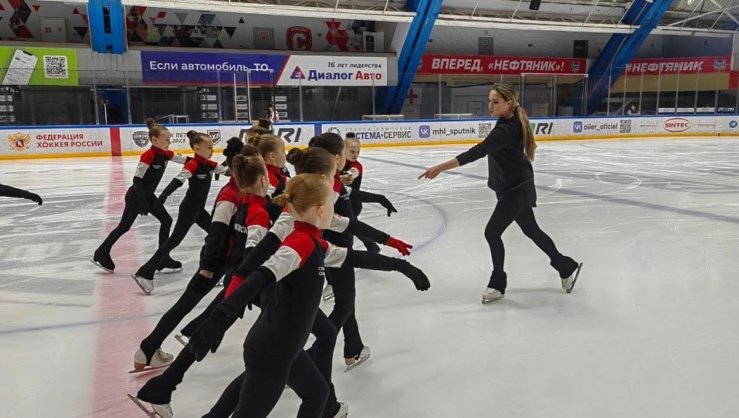 Спортсменка посетила тренировку воспитанниц отделения фигурного катания в Альметьевске.