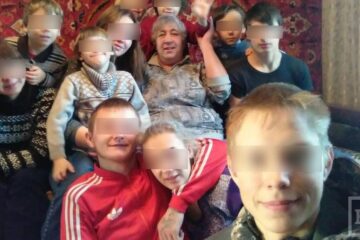 Суд постановил вернуть семерых детей в многодетную семью Любови Лицегевич. Месяц назад их забрали сотрудники службы опеки. Причиной для этого стало то