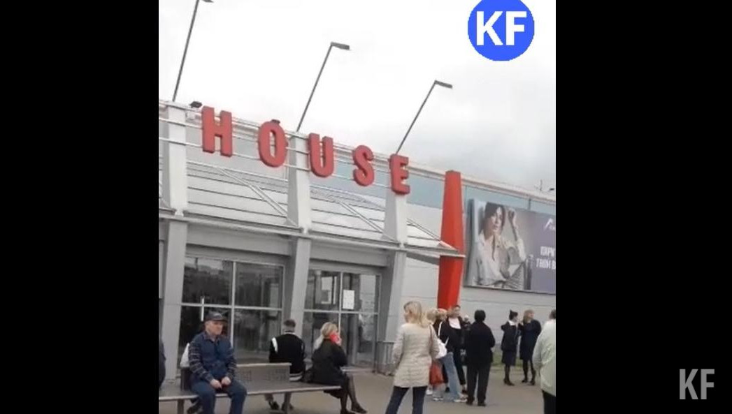 Также школы города получили сообщения с угрозами.