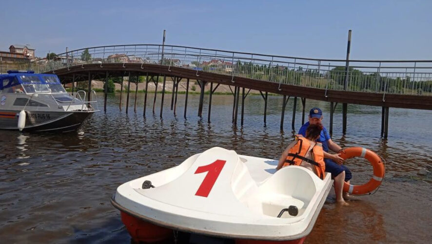 Пострадавшая смогла не запаниковать в воде и дождаться помощи спасателей.