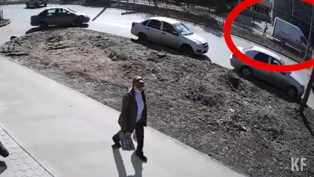 Водитель и юноша не заметили друг друга