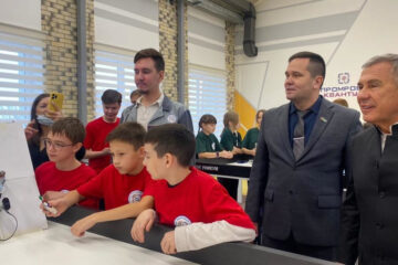 Минниханов пообещал организовать экскурсии ребятам на судостроительное производство и КАМАЗ.