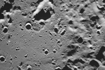 На фотографии запечатлен южный полярный кратер Зееман на обратной стороне Луны.