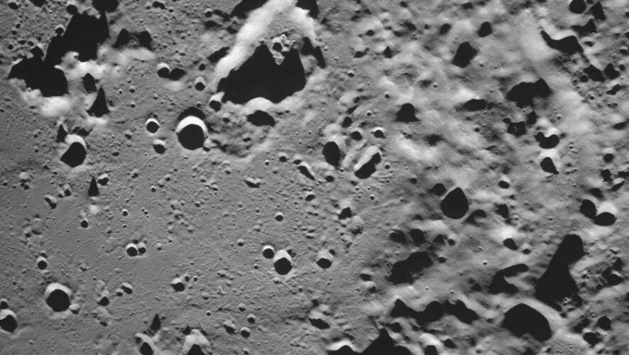 На фотографии запечатлен южный полярный кратер Зееман на обратной стороне Луны.