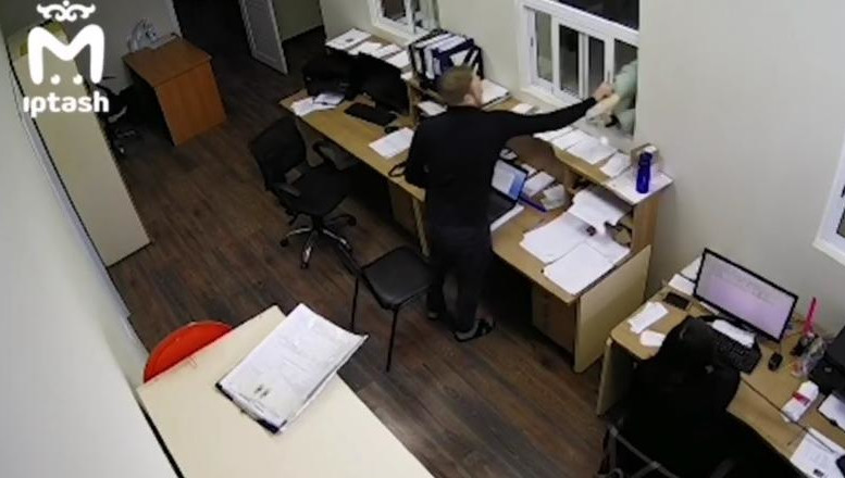 Женщина обложила матом находившегося на линии сотрудника
