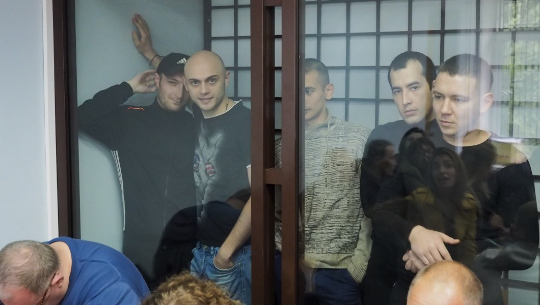 В Вахитовском суде Казани прошел процесс по продлению меры пресечения молодым людям