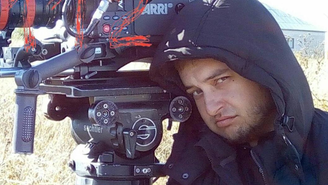 Мужчина решил расплавить сыр на бутербродах при помощи газовой горелки.