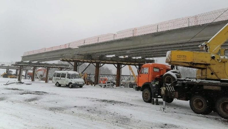 Продолжается строительство двух путепроводов через железную дорогу в районе станции Предкомбинатная.
