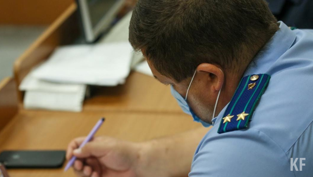 Студент через посредника передал деньги