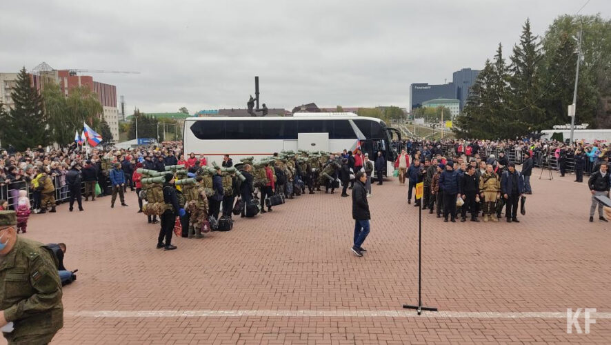 Резервисты отправились на сборный пункт в Казань.