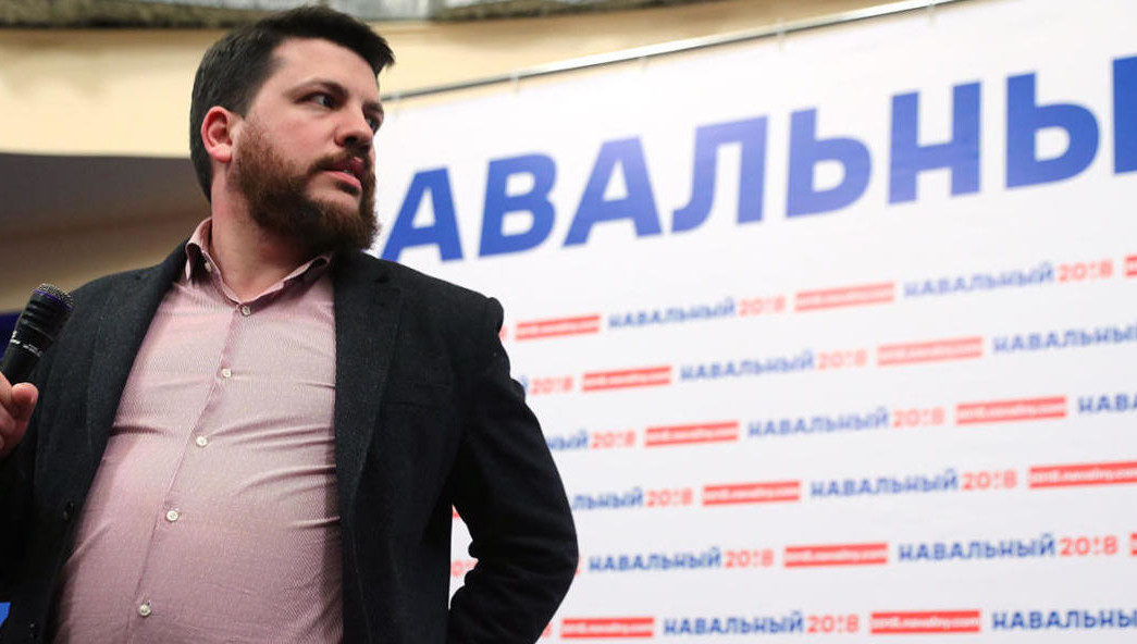 За призывы несовершеннолетних к участию в незаконных акциях ему грозит до трех лет лишения свободы.